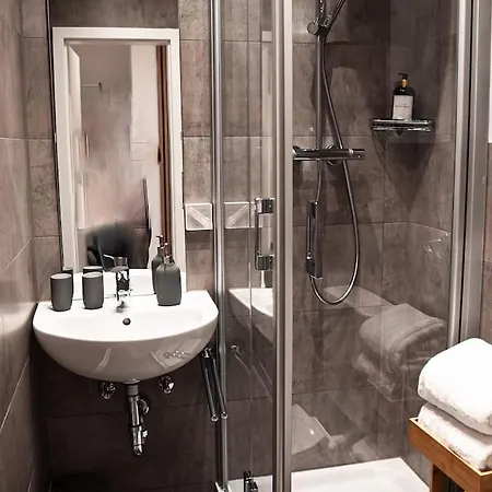Kj Ferienwohnung Zentral - Swimming Pool - Balkon - Parkplatz *