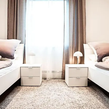 Kj Ferienwohnung Zentral - Swimming Pool - Balkon - Parkplatz * Augsburg