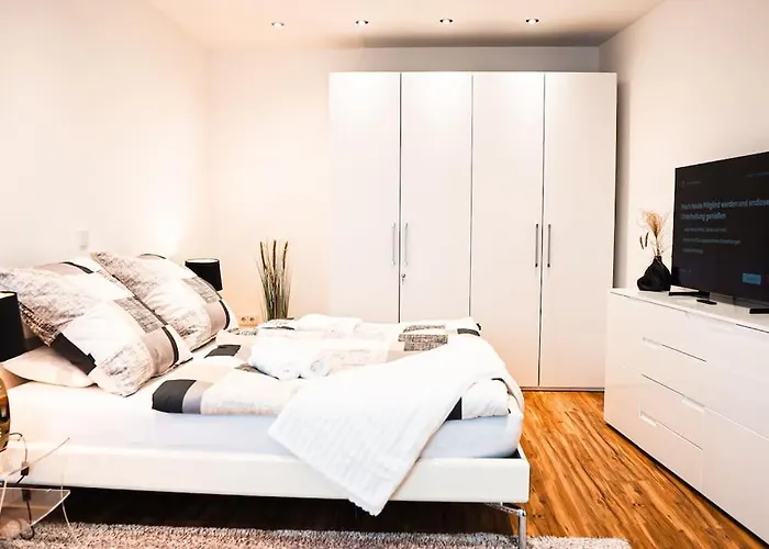 Kj Ferienwohnung Zentral - Swimming Pool - Balkon - Parkplatz Appartement *
